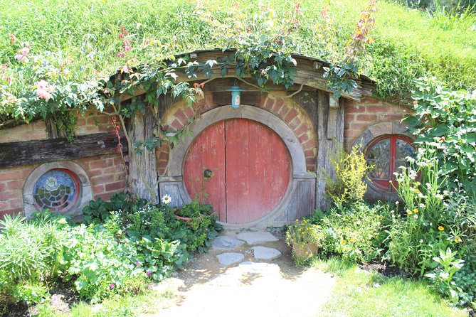 2-Day Hobbiton, Rotorua, Waitomo Caves Tour from Auckland with Accommodation - Lake Rotorua and your overnight pause
