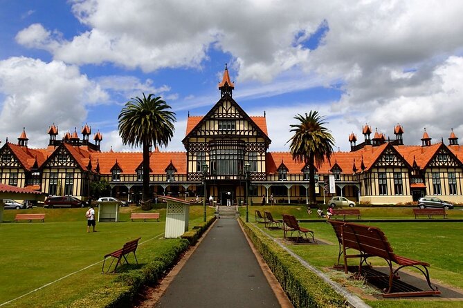 2 Day Tour Auckland to Hobbiton, Waitomo, Rotorua and Taupo - Wai-O-Tapu and the Lady Knox Geyser