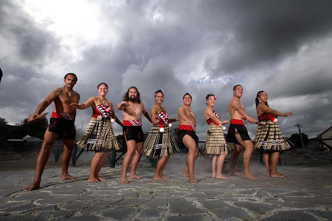 2 Day Waitomo Caves, Hobbiton Movie Set and Rotorua Tour from Auckland - An evening of Māori food and performance