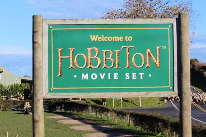 3 Day Hobbiton Rotorua Waiotapu Taupo and Waitomo Caves Tour - Day 2: Lady Knox, boiling pools, and the Huka Falls