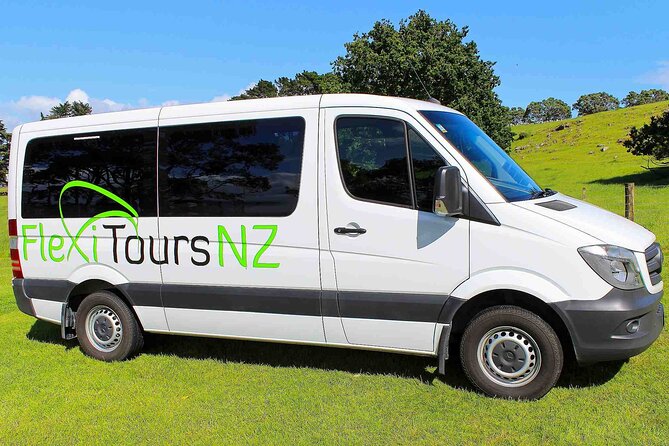 3 Day Hobbiton Rotorua Waiotapu Taupo and Waitomo Caves Tour - The guides and the small-group difference