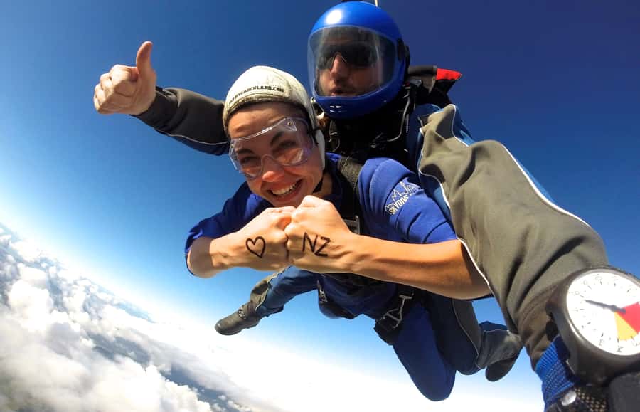 Auckland: 13000, 16000, or 18000-Foot Tandem Skydive - From Auckland City to Parakai in about 45 minutes