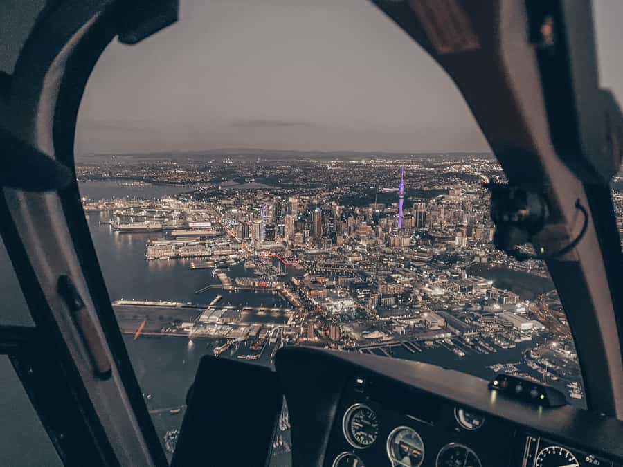 Auckland: 20min Helicopter scenic flight - City & Volcanoes - The first Auckland views: Harbour Bridge and Chelsea Sugar Works