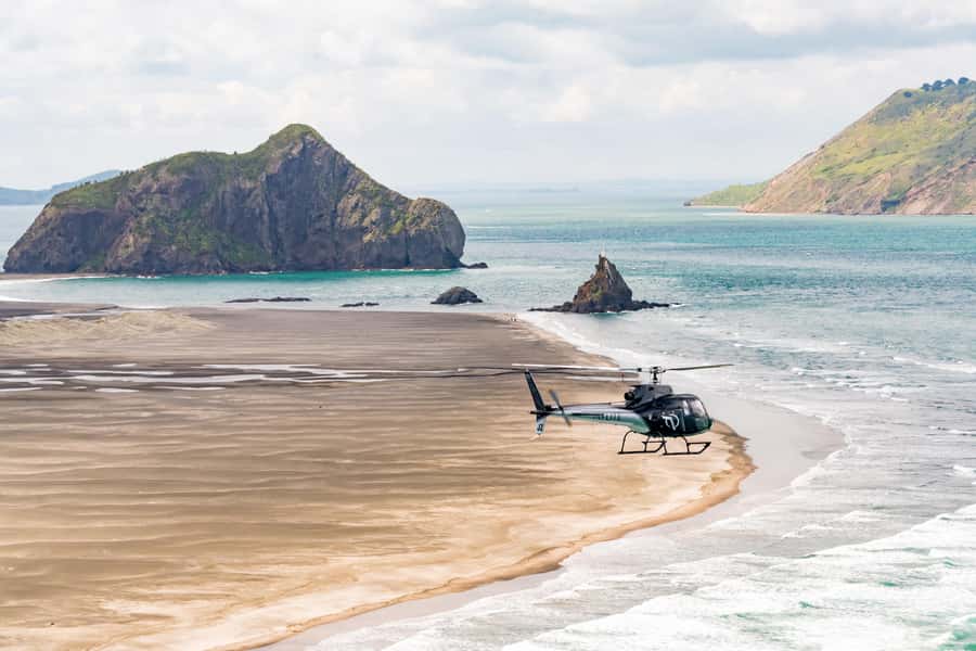 Auckland: 36 min scenic helicopter flight - Coast to Coast - Bethells Beach and the black-sand coast