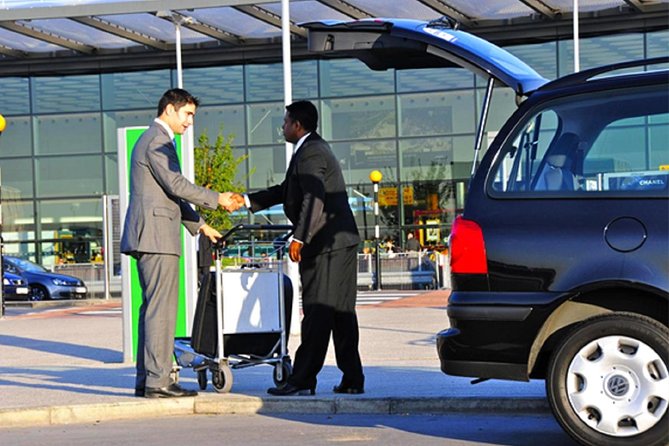 Auckland Airport Private Transfer - A quiet ride in a private car