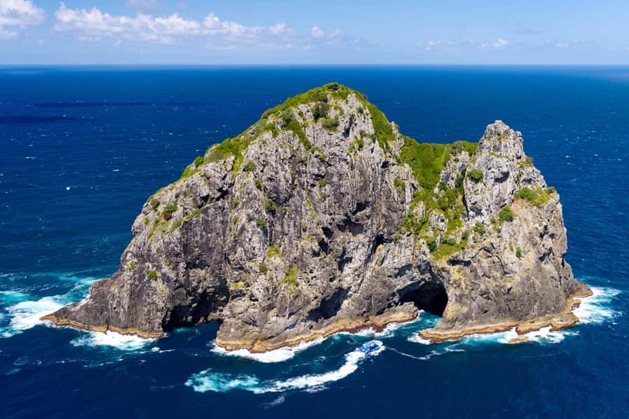Auckland: Bay of Islands Day Tour with Dolphin Cruise - Passing through the Hole in the Rock