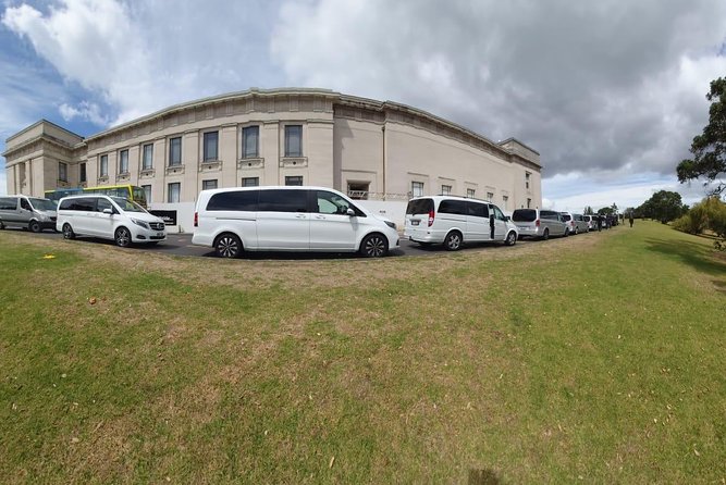 Auckland CBD to Airport Transfer | Mercedes Benz - Choosing between the sedan and the van