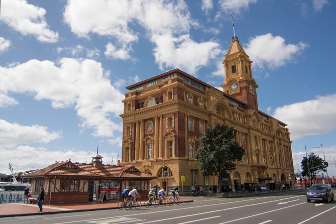 Auckland City Highlights, Afternoon Piha Beach & Rainforest Tour - Queen Street, Ponsonby, and the first city views