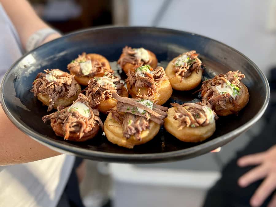 Auckland: Harbour Sailing Cruise with 3-Course Dinner - Drinks, seating, and the evening mood
