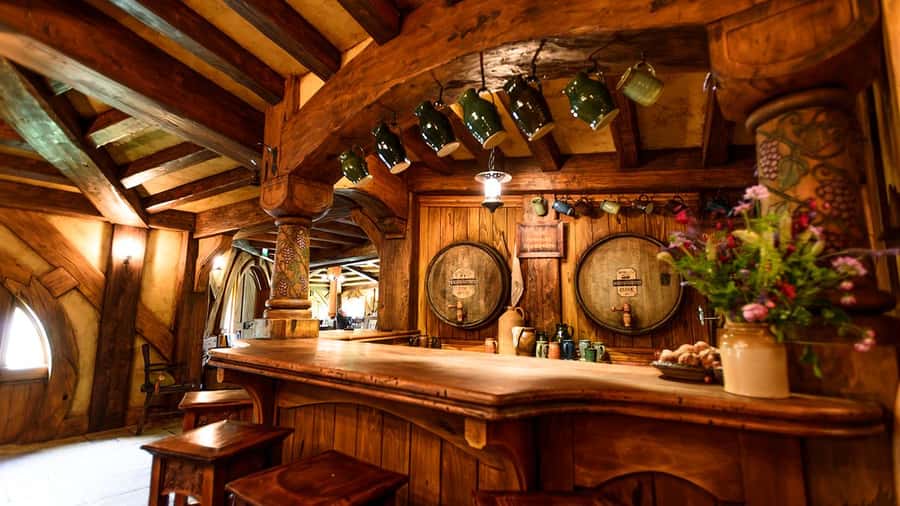 Auckland: Hobbiton and Rotorua Day Tour including Te Puia - A drink at the Green Dragon Inn