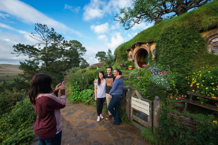 Auckland: Hobbiton and Rotorua Day Tour including Te Puia - The early ride through Waikato country