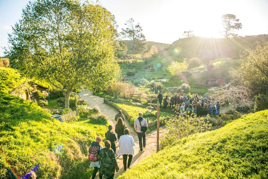 Auckland: Hobbiton Movie Set Day Trip with Festive Lunch - Why Hobbiton is worth the long ride from Auckland