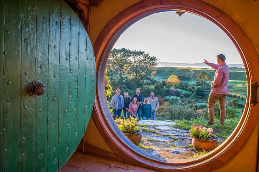 Auckland: Hobbiton Movie Set Day Trip with Festive Lunch - A smooth departure from Sky City