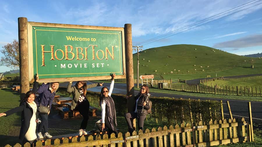 Auckland: Hobbiton & Waitomo Caves Small-Group Tour & Lunch - Who should book this tour?