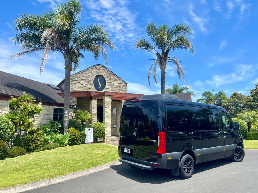 Auckland: Luxury Kumeu Wine Tour with Gourmet Lunch - Leaving Auckland for Kumeu wine country