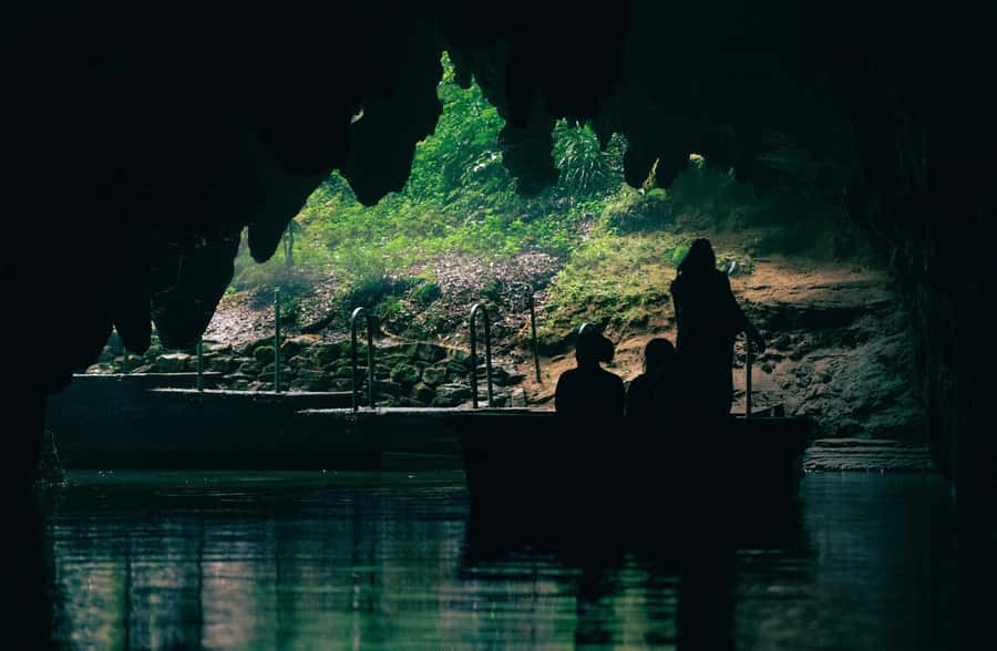 Auckland: Private Hobbiton Movie Set & Waitomo Caves Tour - A drink at the Green Dragon Inn