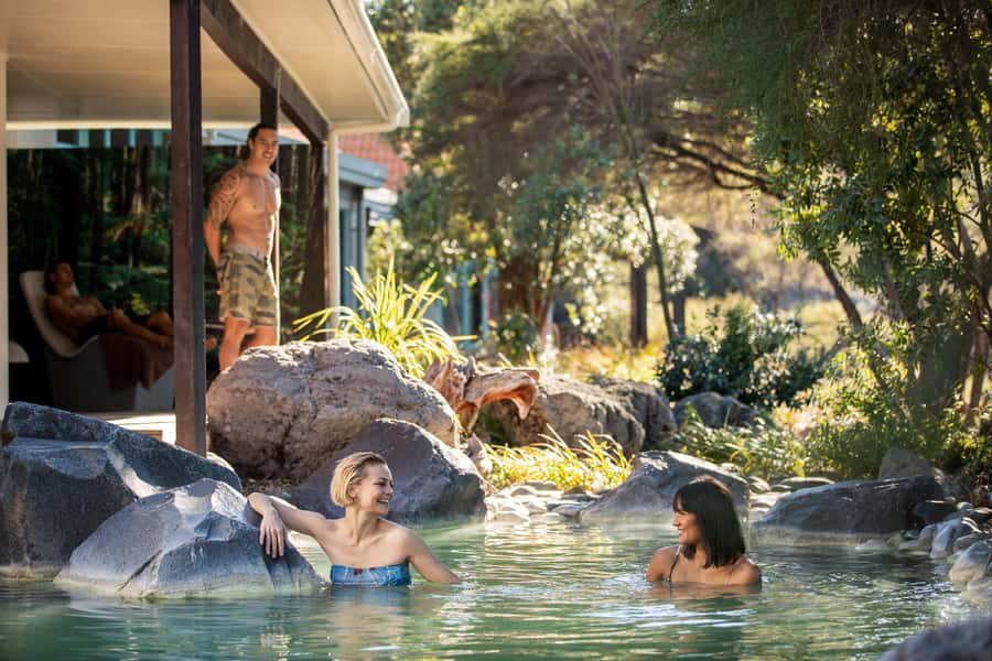 Auckland: Rotorua Highlights inc Wai-O-Tapu & Polynesian Spa - The long road from Auckland through Waikato
