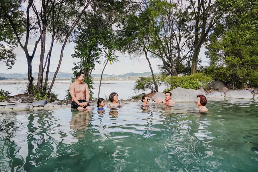 Auckland: Rotorua Highlights inc Wai-O-Tapu & Polynesian Spa - Walking among the colors of Wai-O-Tapu