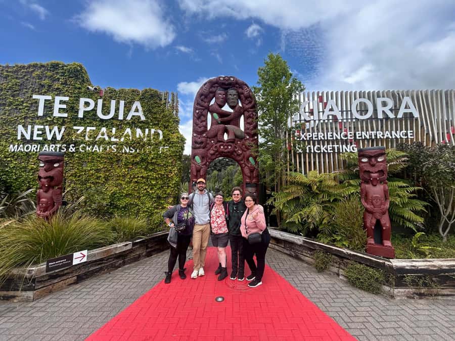 Auckland: Rotorua Highlights with Te Puia Tour, Show & Lunch - A quick look at Tīrau’s corrugated-iron humor