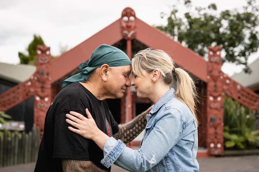 Auckland: Rotorua Highlights with Te Puia Tour, Show & Lunch - Rolling through Waikato farmland