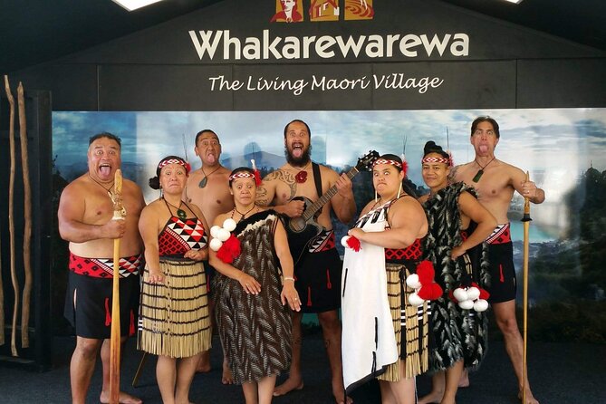 Auckland: Rotorua Māori Village, Waitomo Caves & Lunch - Lunch beside Rotorua’s geothermal sights