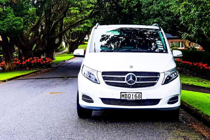 Auckland's premium luxury transfers from/to Airport / North Shore - From Auckland Airport to the waiting car