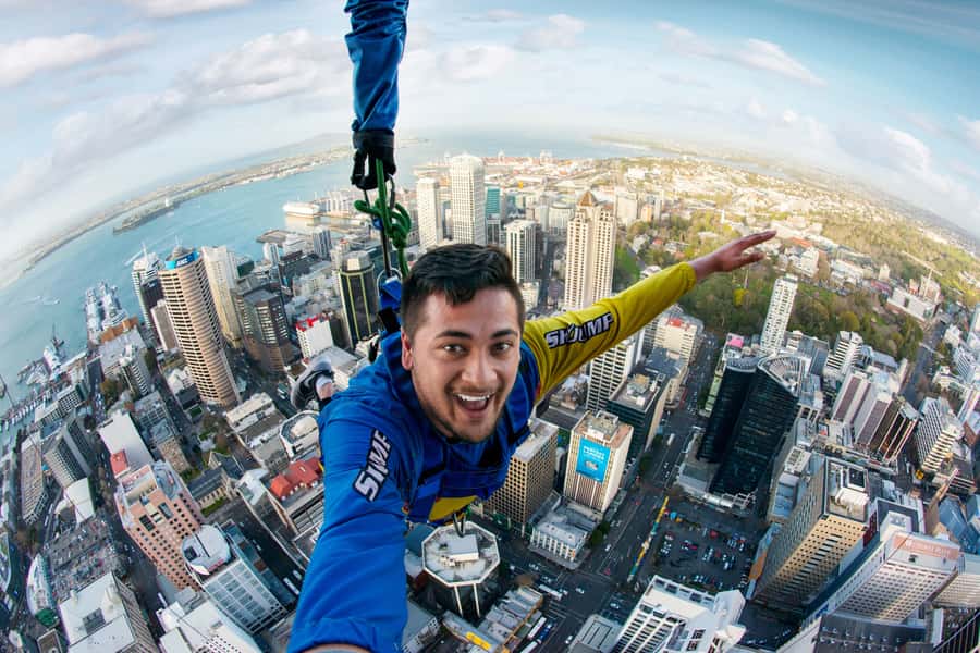 Auckland: SkyJump with Sky Tower Entry Ticket - Preparing for the 192-metre descent