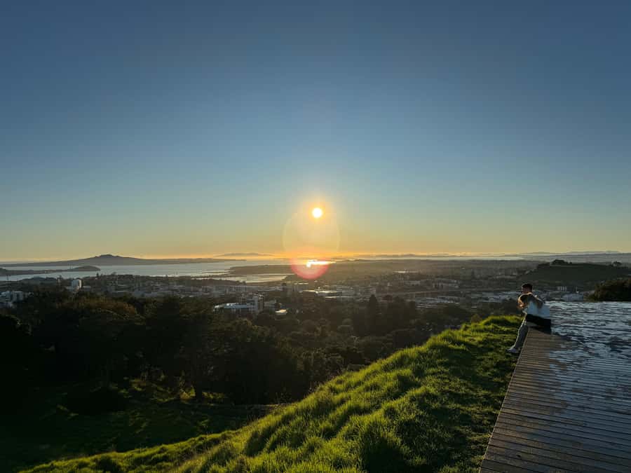 Auckland Sunrise Tour: Mount Eden Summit & Morning Views - The private vehicle and driver advantage