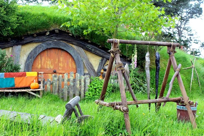 Auckland to Waitomo Caves and Hobbiton Movie Set Private Tour - Waitomo Glowworm Caves and the underground boat ride