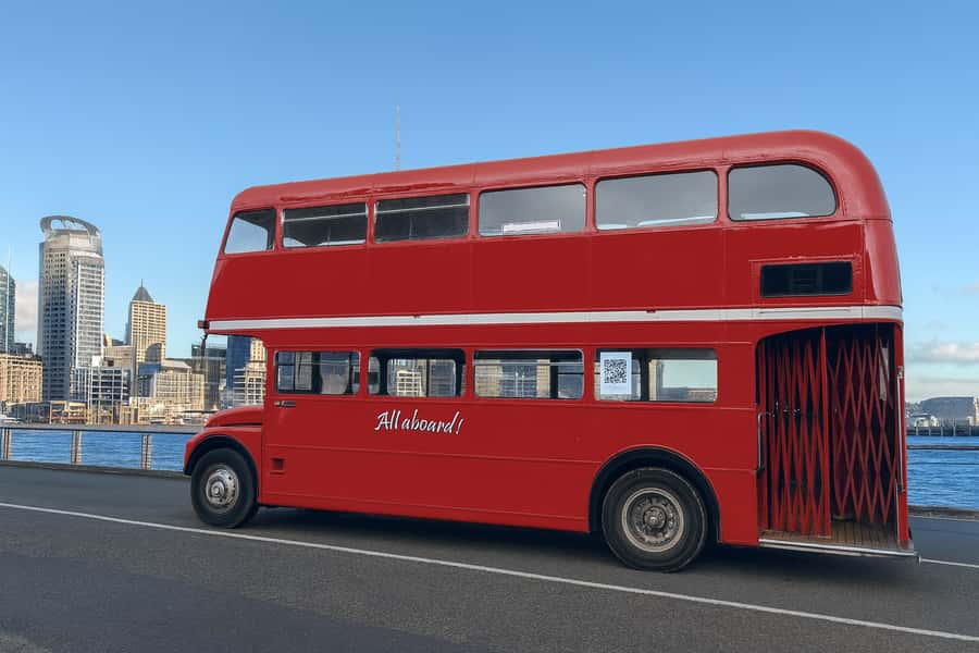 Auckland: Vintage Double-Decker Bus Sightseeing Tour - Key points at a glance