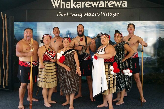 Auckland: Wai-O-Tapu, Polynesian Spa & Maori Haka Day Tour - A short Māori cultural performance at Whakarewarewa