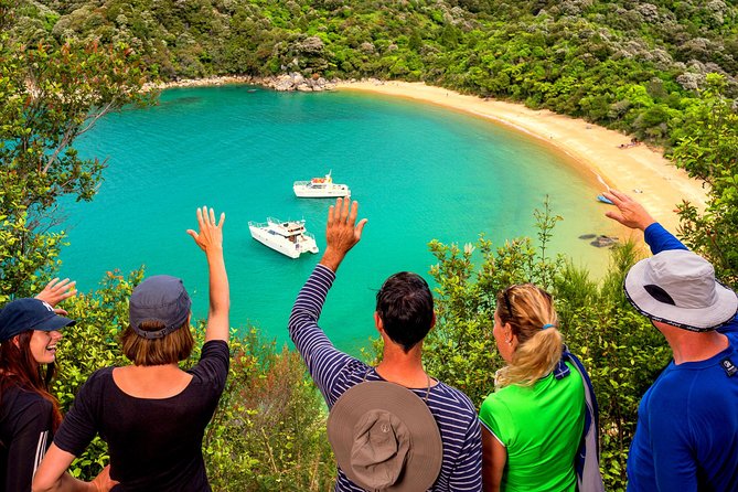 Best Abel Tasman Day trip - Cruising past Split Apple Rock