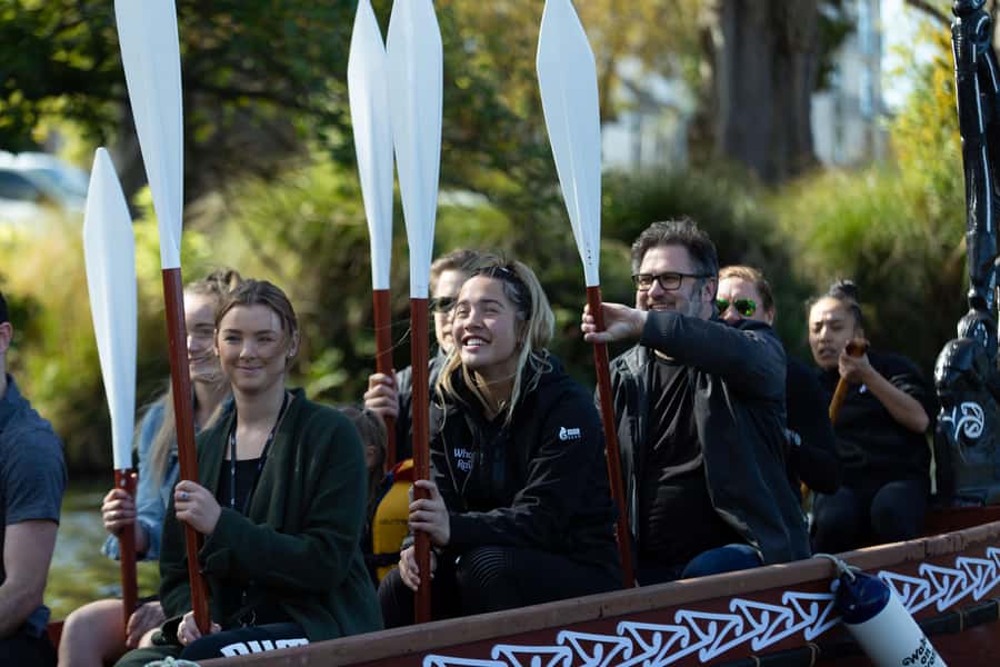 Christchurch: Waka Paddling Experience on the Avon River - Getting onto the traditional waka