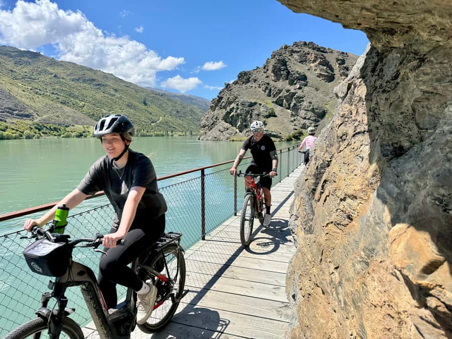 Cromwell: Lake Dunstan Boat & eBike Tour with Winery Lunch - Halfway Hut to Cairnmuir Gully