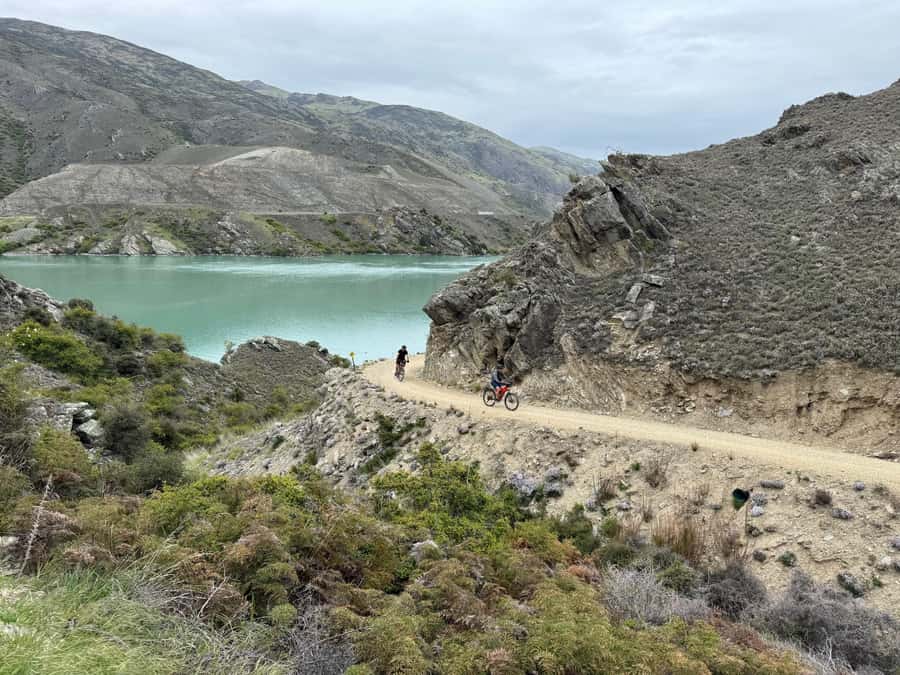 Cromwell: Lake Dunstan Boat & eBike Tour with Winery Lunch - Starting at Kiwi Journeys in Cromwell
