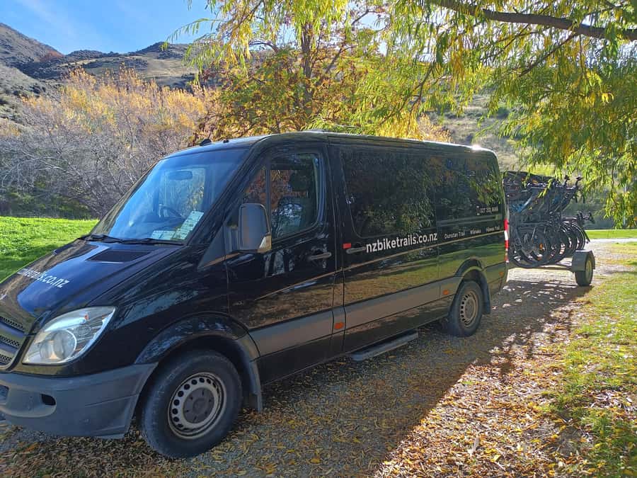 Cromwell: Lake Dunstan Trail Bike Rental and Luxury Shuttle - Leaving Cromwell on the 42-kilometre trail