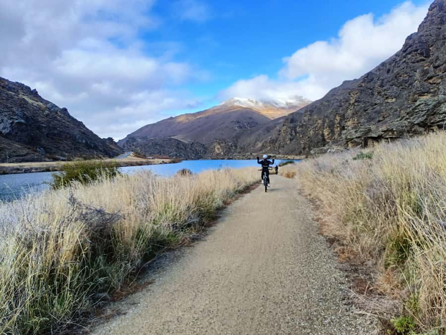 Cromwell: Lake Dunstan Trail Bike Rental and Luxury Shuttle - The final section into Clyde
