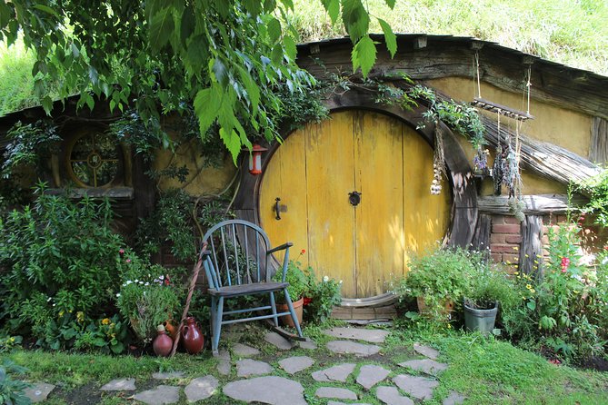 Day Tour Hobbiton + Rotorua from Auckland in Luxury Minibus - Geysers, thermal ground, and Lake Rotorua