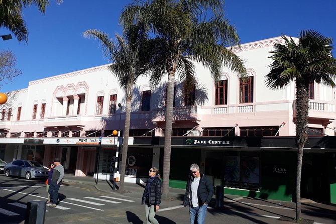 Deco Napier, Te Mata Peak, Garden Walk and Wine Tasting Tour - Guides shape the experience