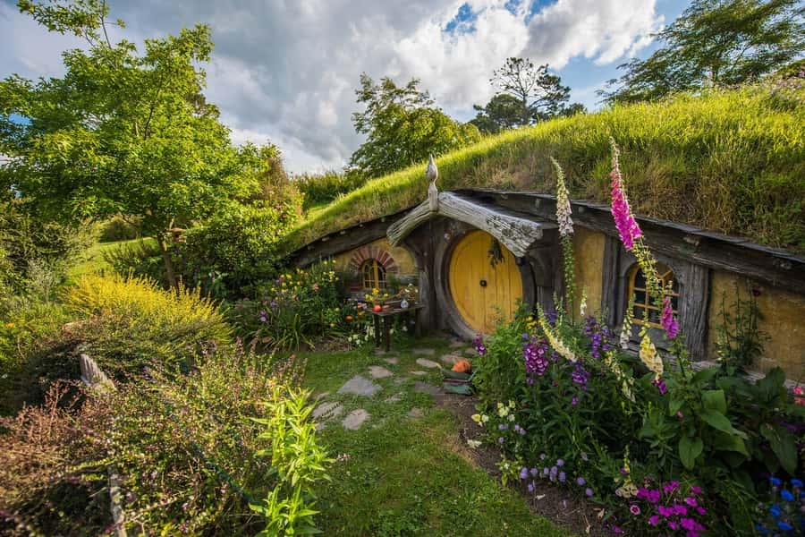 From Auckland: Hobbiton Movie Set Full-Day Small-Group Trip - Entering the Shire at Hobbiton