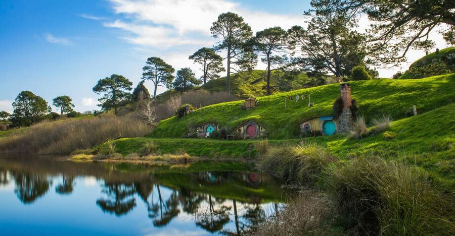 From Auckland: Hobbiton Movie Set Full-Day Small-Group Trip - A drink at The Green Dragon Inn
