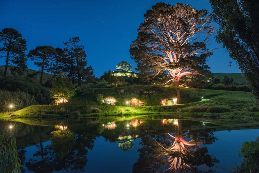 From Auckland: Hobbiton Movie Set - Private Tour - Walking through Hobbit Holes and Bag End