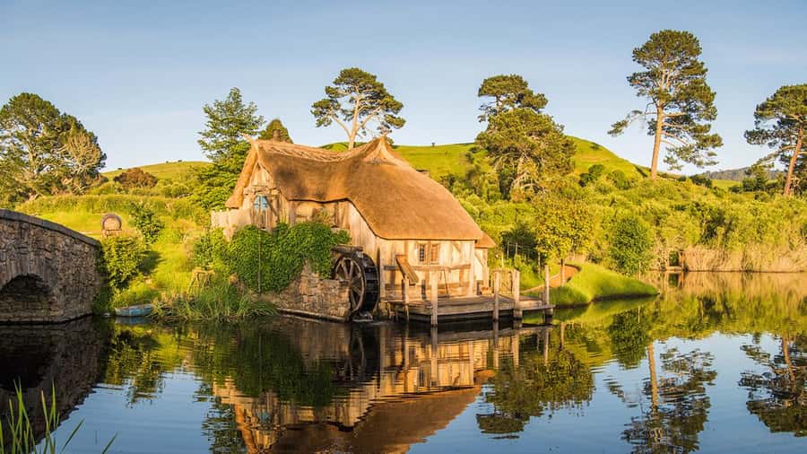 From Auckland: Hobbiton Movie Set Small Group Tour - The Green Dragon Inn and the complimentary drink
