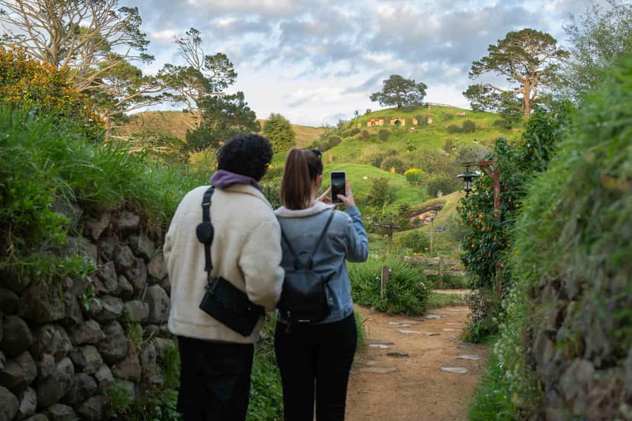 From Auckland: Hobbiton Movie Set Trip with Guided Tour - Waikato scenery and the photo stop
