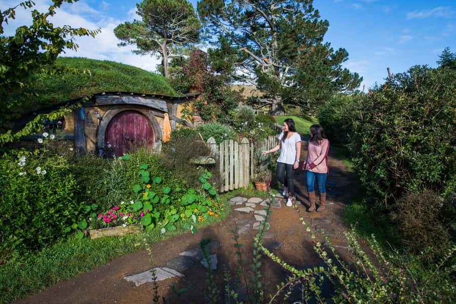 From Auckland: Hobbiton Movie Set Trip with Guided Tour - A drink at The Green Dragon Inn