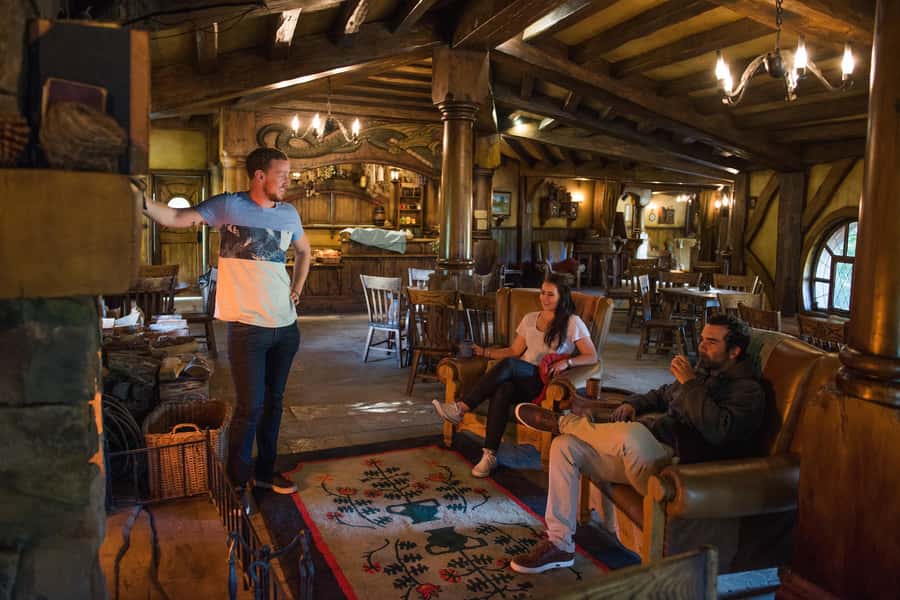 From Auckland: Hobbiton & Waitomo Caves Full-Day Trip - Buying lunch without losing the afternoon
