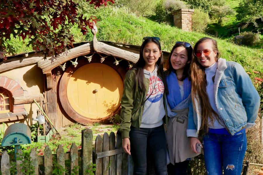 From Auckland: Hobbiton & Waitomo Caves Full-Day Trip - Hobbiton Movie Set: more than a film photo stop