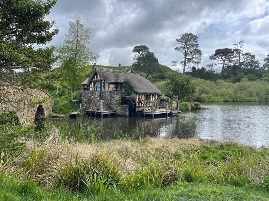 From Auckland: Hobbiton, Waitomo Caves & Kiwi House Tour - Arrival at Hobbiton Through Shire’s Rest
