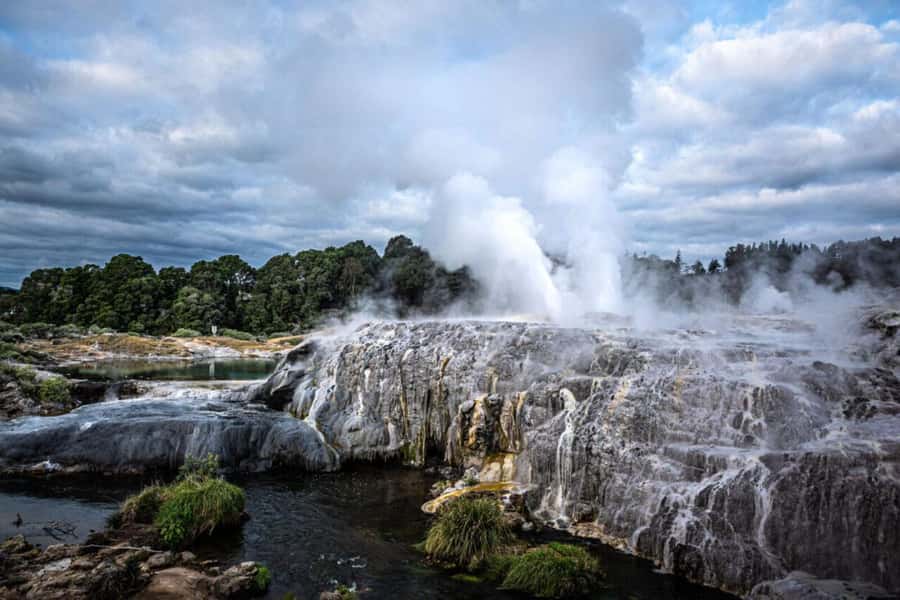 From Auckland: Rotorua Te Puia, Haka & Polynesian Spa Tour - Auckland pickup and the long road south