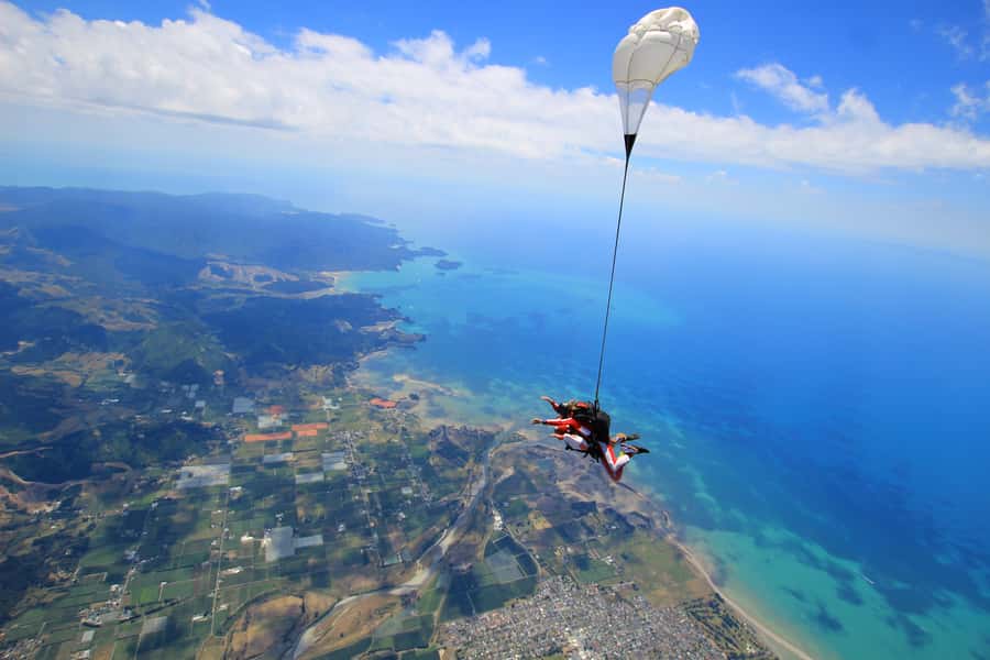 From Motueka: Abel Tasman Tandem Skydive Experience - The 15 to 20 minute flight above Abel Tasman